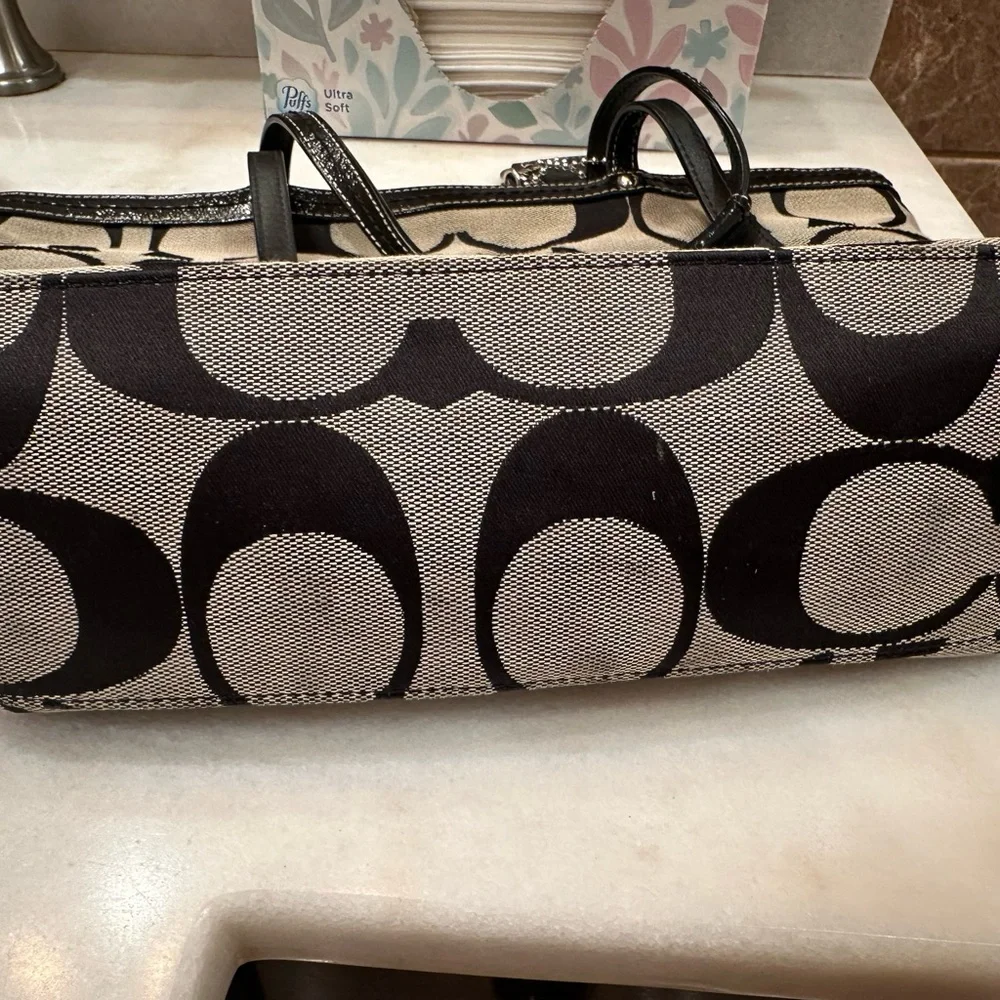 Coach Gray Leather Interior - Picture 3 of 7